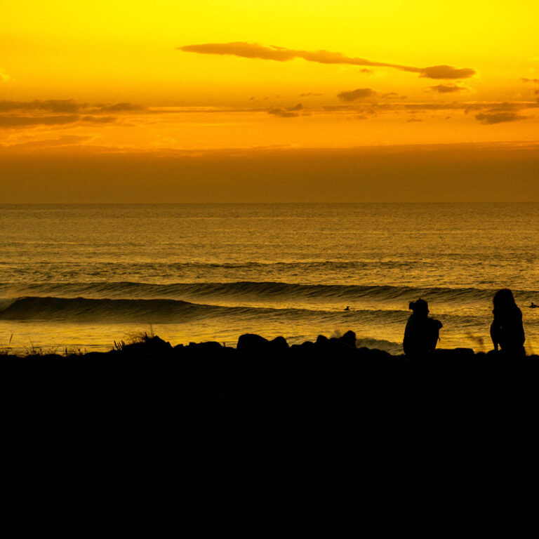 Večerní surfing a západ slunce.